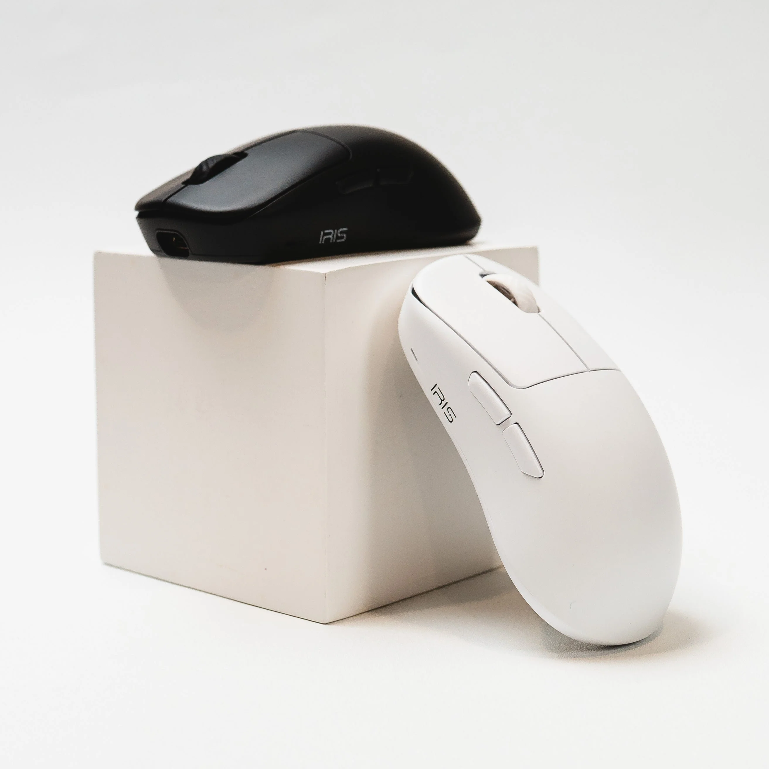 IRIS Ultralight Ergonomic Wireless Gaming Mouse - Image 10